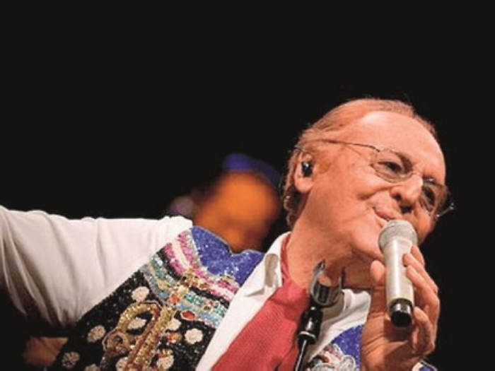 Renzo Arbore in piazza Libertà a Ragusa con l’Orchestra italiana