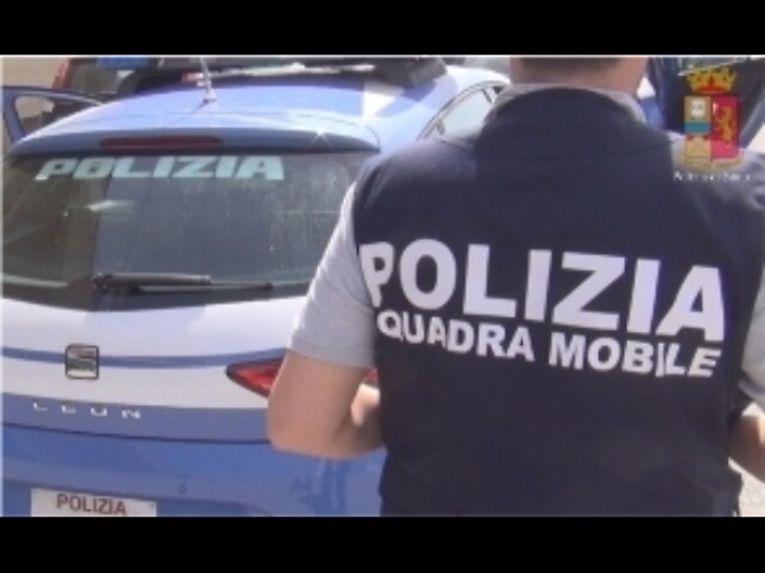 L'ex amante lo rifiuta, lui scavalca il cancello dell'abitazione della donna e si intrufola