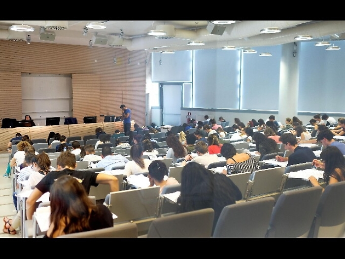 Studentessa suicida, non in regola esami