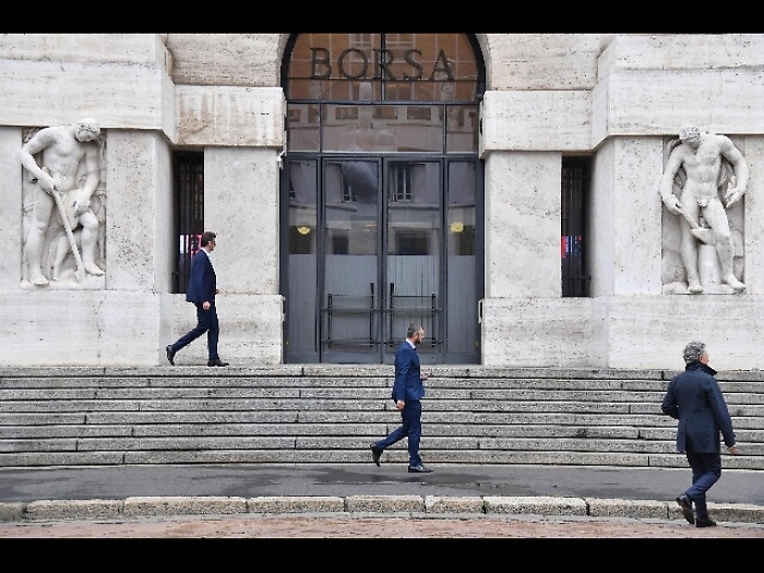 Borsa: Milano avanza (+2,09%)