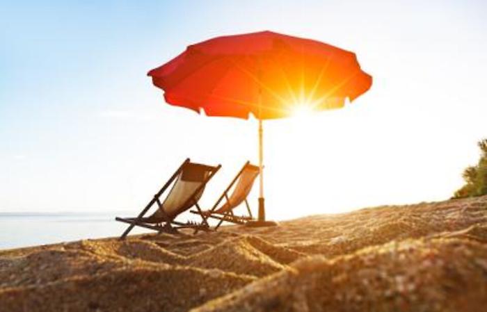 Estate in Sicilia, mare "salatissimo":
«Ombrellone e 2 lettini? 55 euro...»