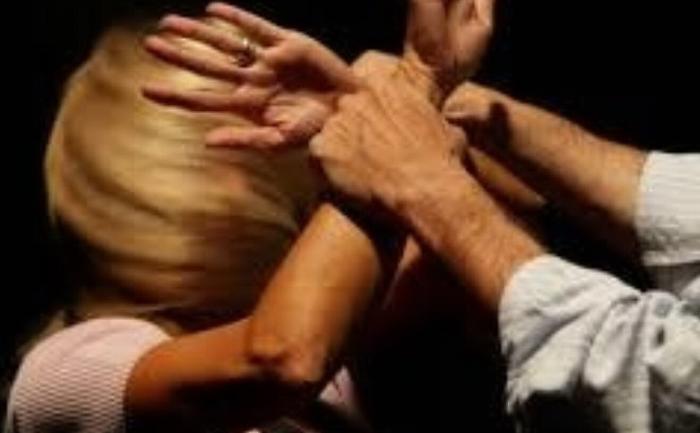 Picchia la moglie e si barrica in casa: arrestato a Catania