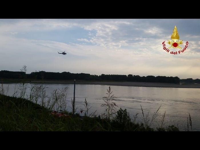 Gioca nel Po, minore scompare in acqua