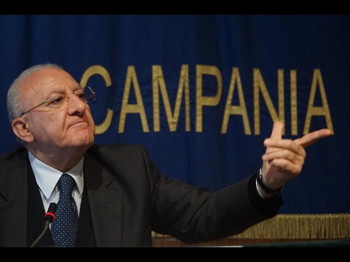 De Luca a cronista Fanpage 'via, via...'