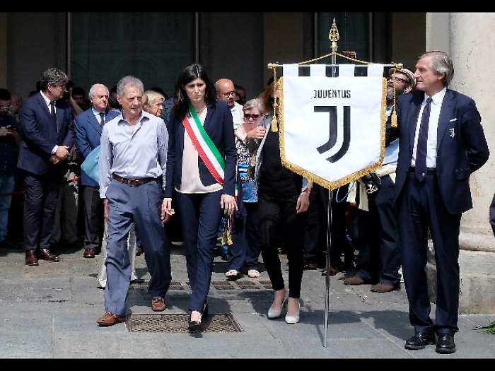 Piazza San Carlo, fiori per Erika