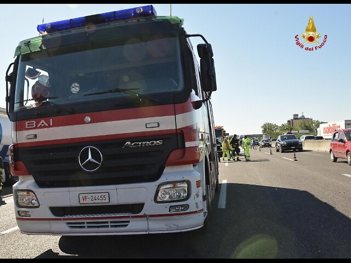 Due bus contro scuola chiusa modenese