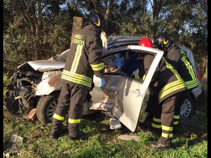 Auto fuori strada, morti pap&agrave; e figlia