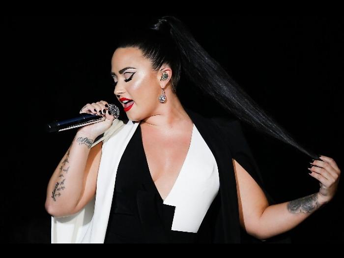 Demi Lovato dopo overdose, lotto ancora