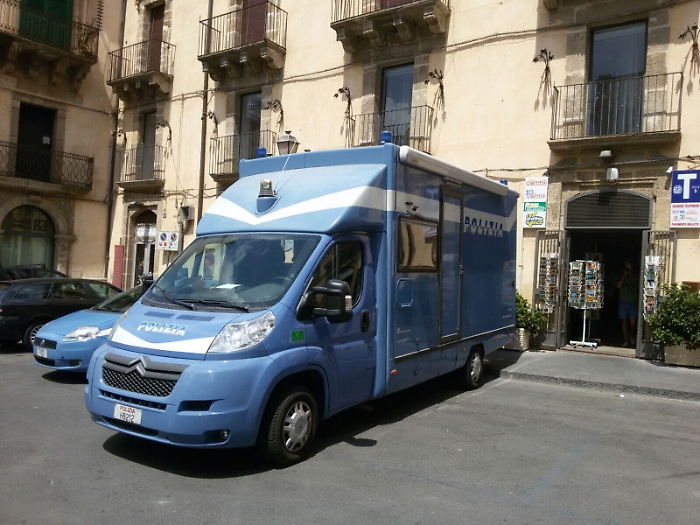 Camper della Polizia a Caltagirone in attesa della nuova sede