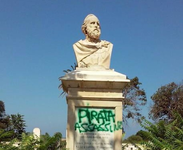 "Pirata assassino", scritta ricompare sotto busto Garibaldi a Marsala
