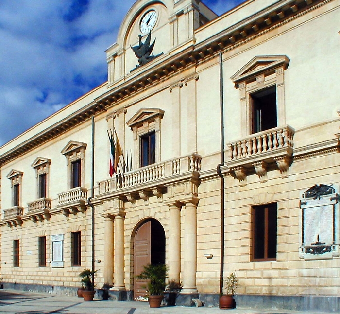 Melilli, blitz della Polizia al Comune: sequestrate carte sulla raccolta differenziata