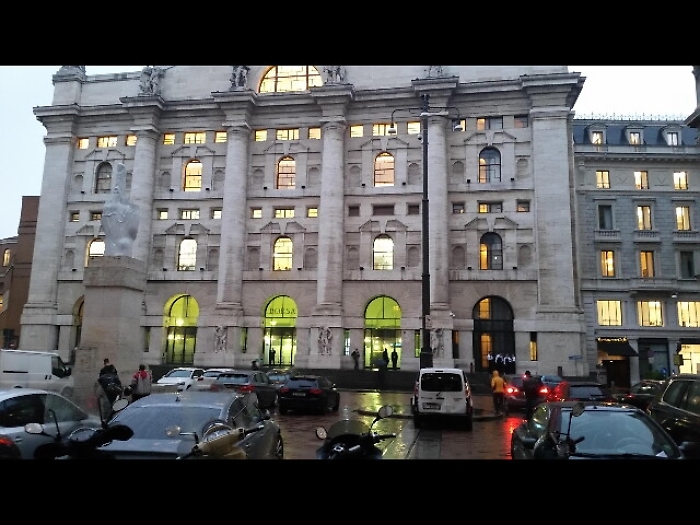 Borsa Milano chiude in calo, bene banche