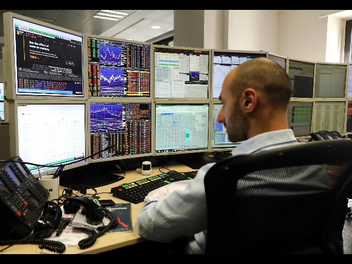 Borsa: Milano vira in calo (-0,51%)