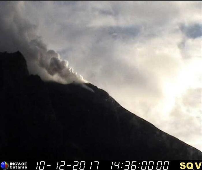 Stromboli, i lapilli incandescentinon fermano escursioni dei turisti