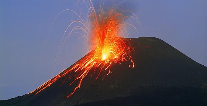 Per 20 turisti straordinario brindisi al 2018 sullo Stromboli in eruzione