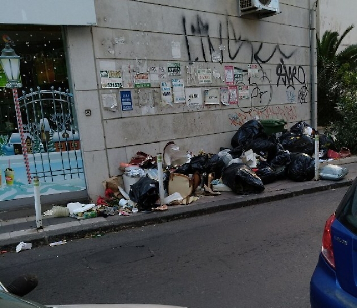 Catania, montagnola di rifiuti all'angolo tra via Messina e Corso Italia