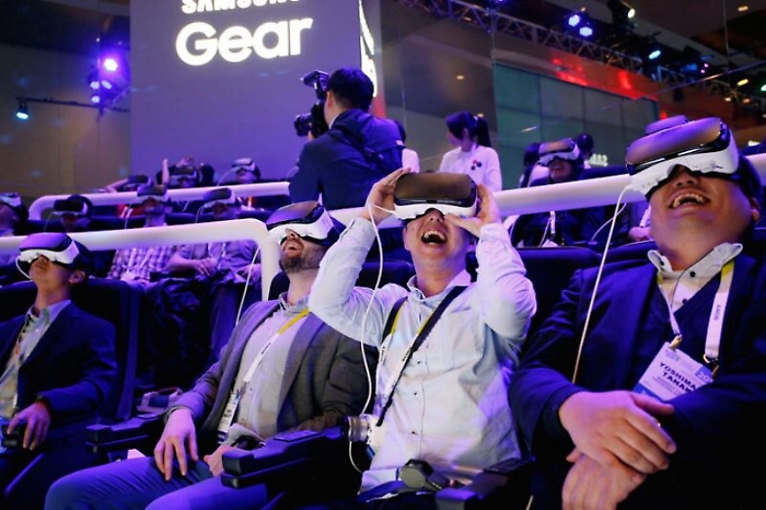 Dai telefonini pieghevoli alle auto connesse al nostro cervello: le novit&agrave; hi tech in arrivo