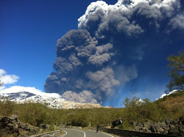 L'Etna torna a "sbuffare" cenere, chiuso settore dello spazio aereo