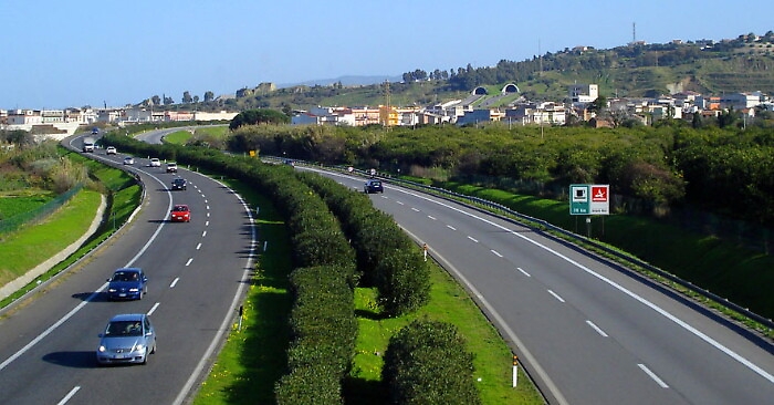 Giovane contromano in autostrada: automobilisti lanciano allarme su Fb