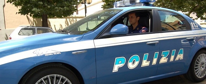 Catania, minaccia di morte la compagna e si chiude in casa con i quattro figli