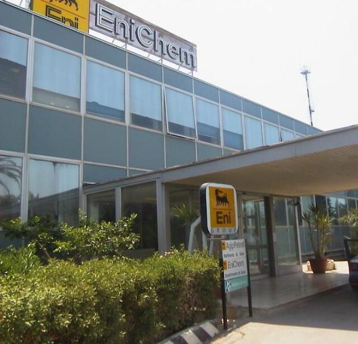 L'ingresso della raffineria di Gela