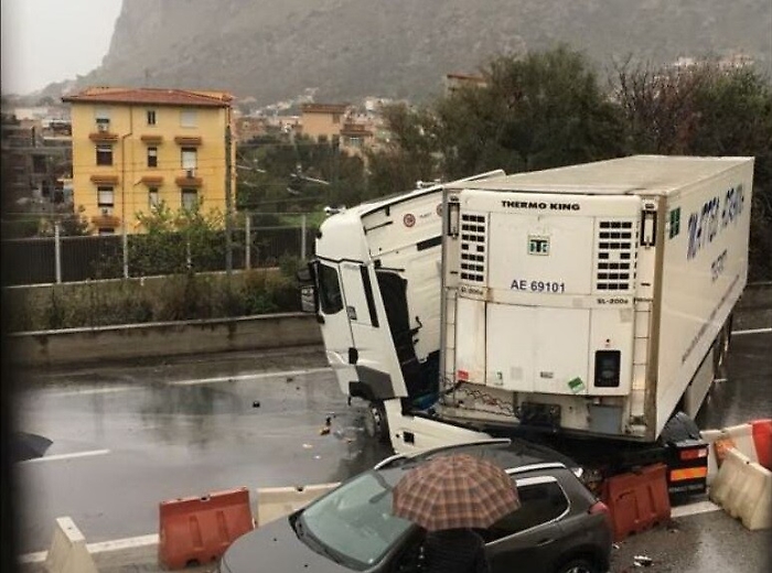 Tir invade corsia opposta, traffico in tilt sula A29