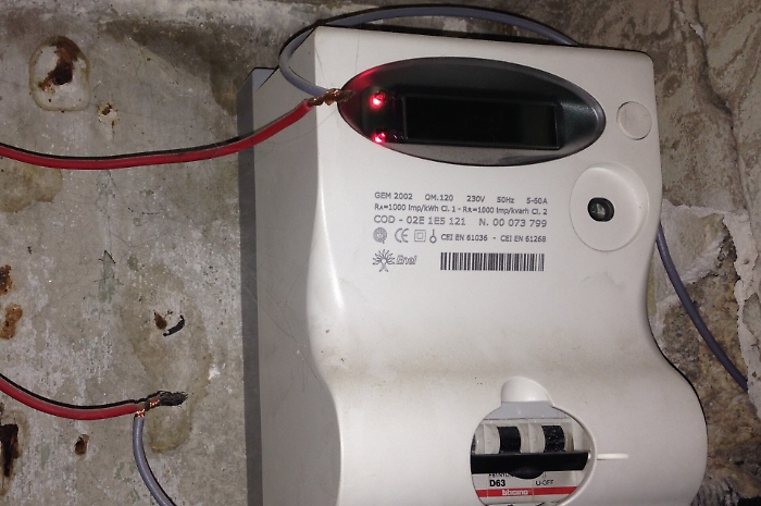 Allaccio abusiva alla rete elettrica, arrestata casalinga a Canicatt&igrave;