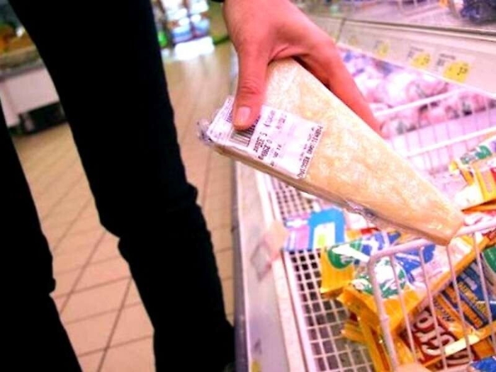 Siracusa, ruba parmigiano al supermercato, arrestata