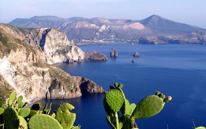 Fuoristrada su sentieri pedonali a Lipari: parte esposto di Legambiente