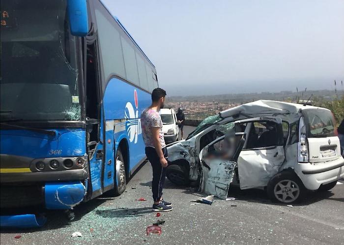 Scontro tra auto e pullman: due donne rimangono ferite a Piedimonte Etneo 