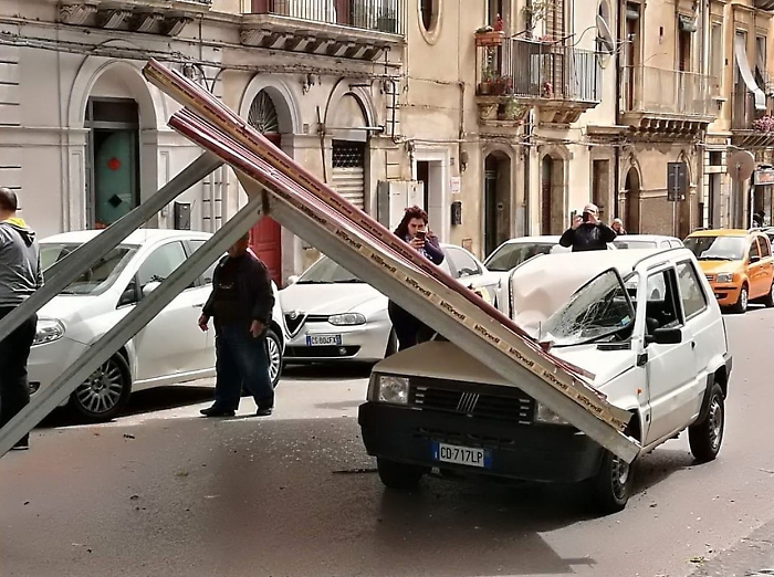 Pensilina si abbatte per il forte vento su auto a Caltagirone: ferito conducente
