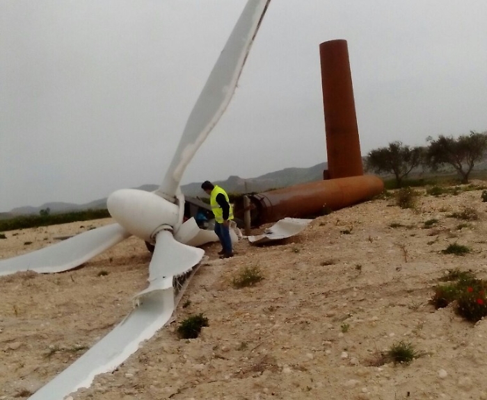 Il vento abbatte anche le pale eoliche sui monti Iblei