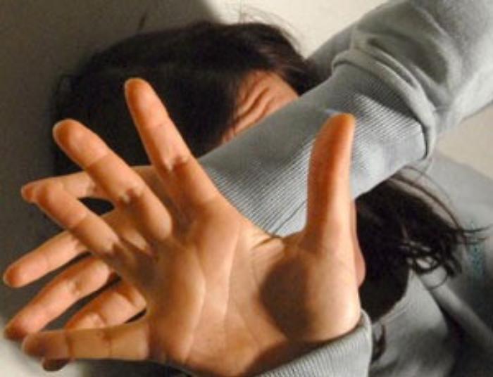 Mascalucia, picchiava e minacciavala moglie e i 2 figlioletti: arrestato