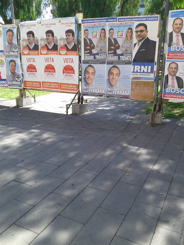 Catania, piazza Cavour, manifesti elettorali bloccano la circolazione pedonale