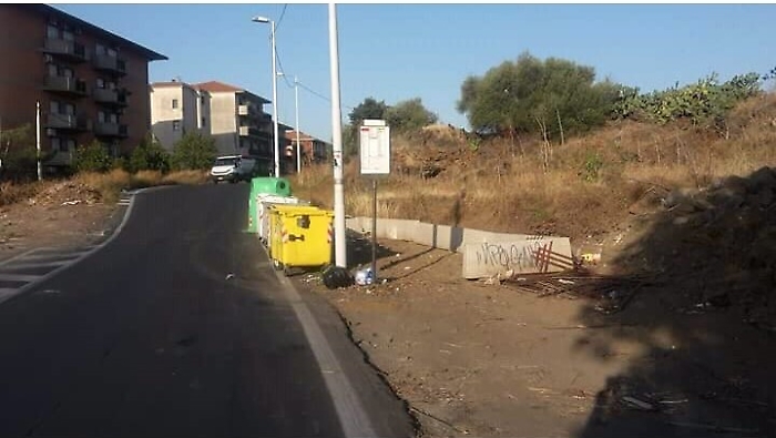 Catania, San Nullo: cassonetti della spazzatura alla fermata dell'autobus