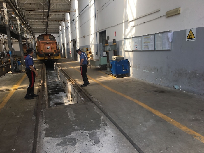 Messina, rave party a base di alcol e droga nel capannone dismesso delle Fs