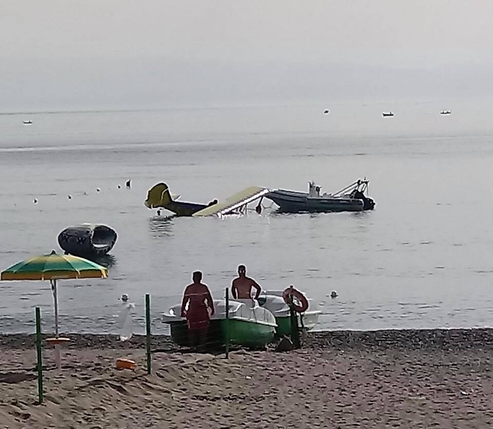 Aereo monoposto precipita a pochi metri dalla spiaggia di Giardini Naxos: ferito il pilota