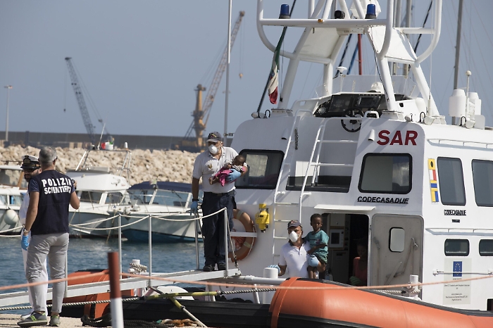 Migranti, in quattro morti annegati all'arrivo dei soccorritori a Linosa