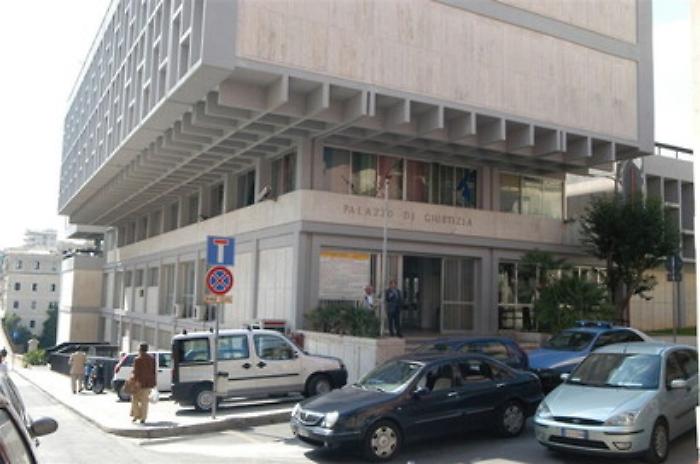 Ergastolano sferra pugno ad agente e tenta fuga dal Tribunale di Ragusa