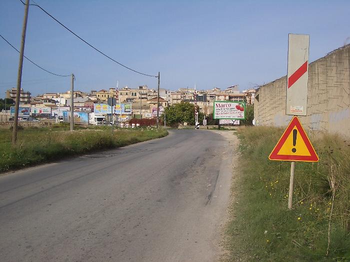 Muore dentro auto nel Siracusano: forse un malore, ma si indaga