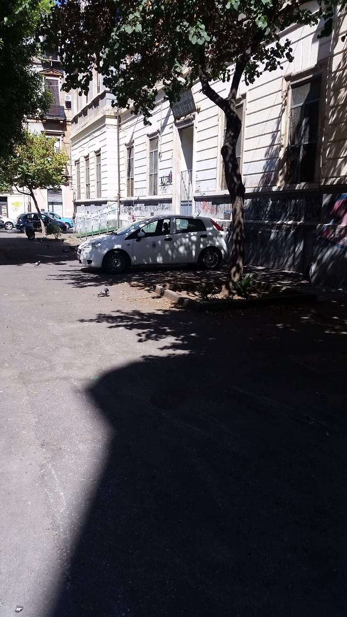 Catania, parcheggio "creativo" di un'auto del comune