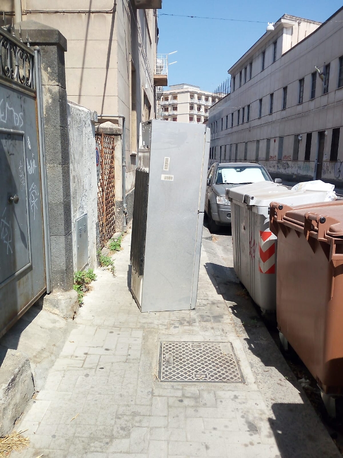 Catania: il frigorifero di via Franchetti si &egrave; "messo in piedi"
