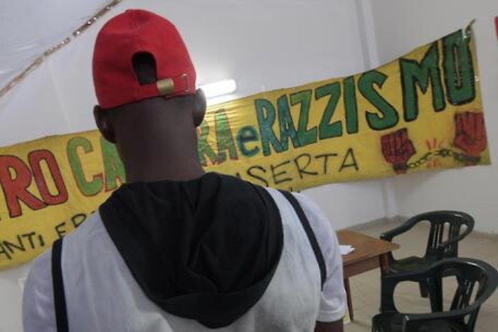 Calci e pugni a giovane senegalese al grido di: "Vattene via sporco negro"