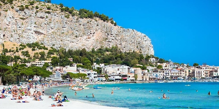 Bagnante colpita da choc anafilattico e principio d'infarto a Mondello: salvata da 118