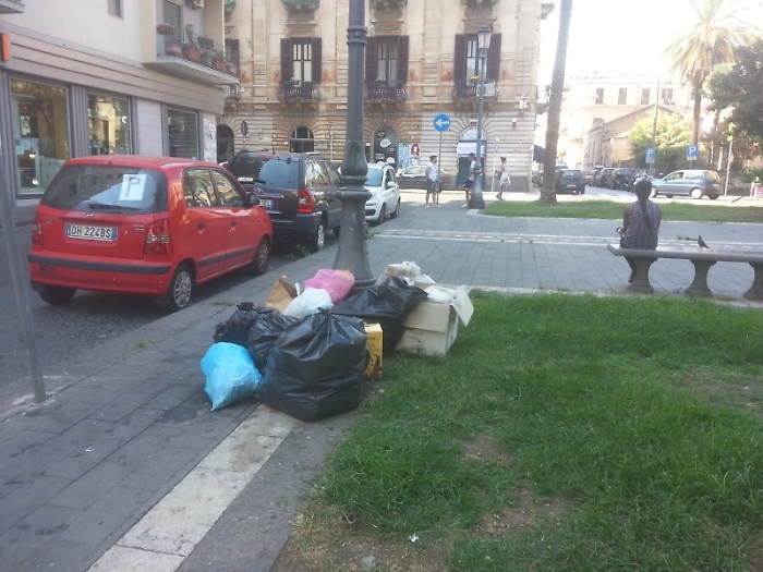 Rifiuti abbandonati sul basolato di piazza Jolanda a Catania: signor sindaco prenda provvedimenti