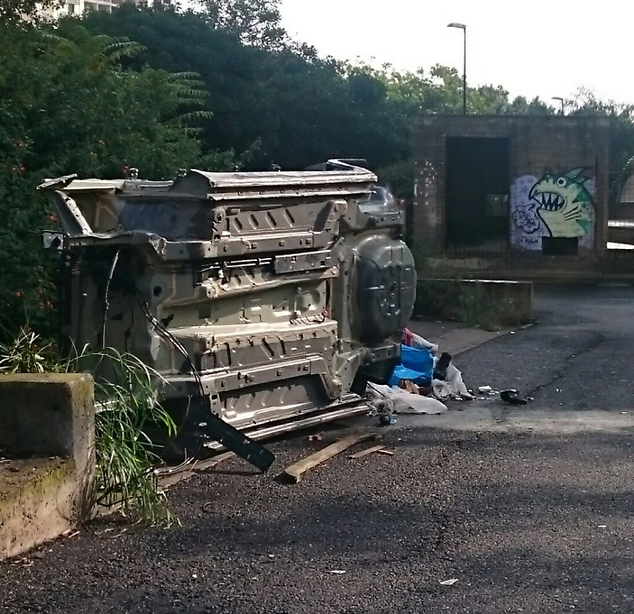 Catania, San Giorgio: carcasse di auto rubate abbandonate al Viale San Teodoro