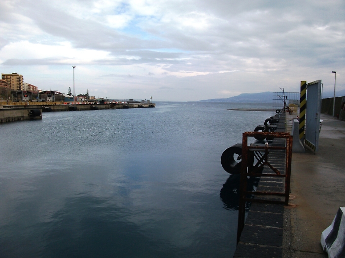 Messina, scirocco colma di sabbiail porto di Tremestieri: stop a navi