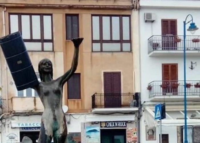 Cestino rifiuti infilato al braccio della Sirenetta a Mondello