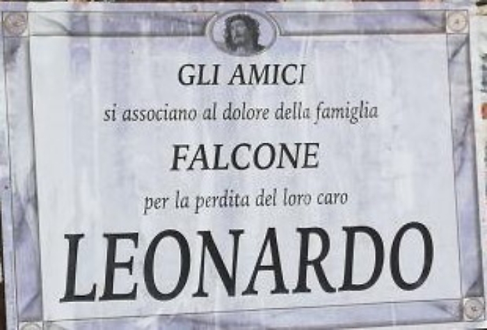 Manifesti funebri per uomo in vita: intimidazione o pessimo scherzo?