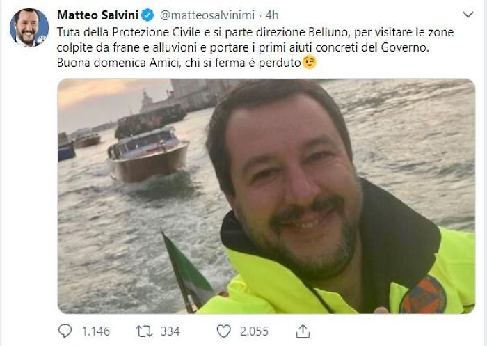 Salvini: &laquo;Una preghiera per le vittime in Sicilia&raquo;, ma il suo selfie fa discutere